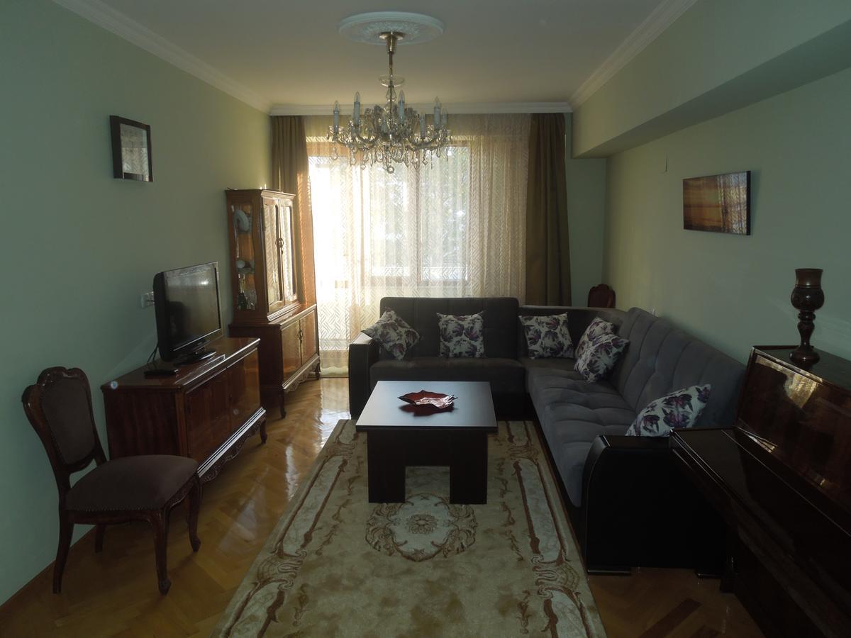 Nellie'S Apartment Batumi Exterior photo